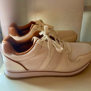 Banana republic sneakers. Lightly worn. Size: 7 1/2.